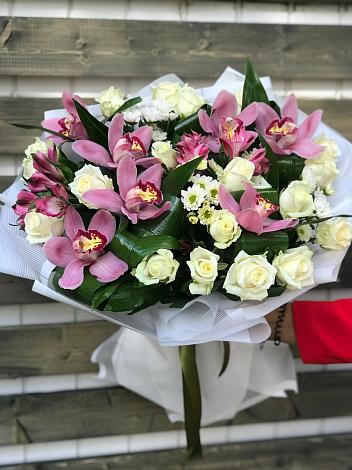 Букет цветов из: Розы и Хризантемы в Ясной Поляне