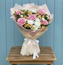 Букет цветов из:  Гвоздики, Орхидеи и Розы в Ясной Поляне