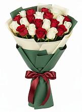 Букет Микс из красных и белых роз в Ясной Поляне