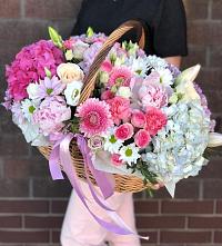 Цветочная композиция из Розы, Хризантемы, Пионы и Лизиантусы в корзине в Ясной Поляне