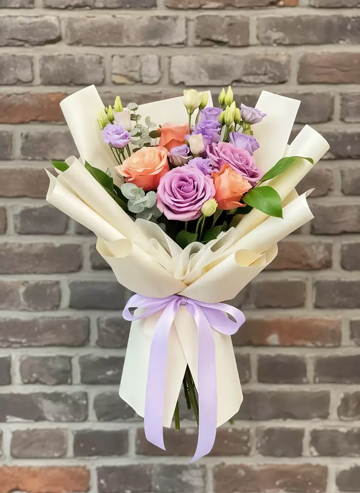 Букет цветов из: Лизиантусы и Розы в Ясной Поляне