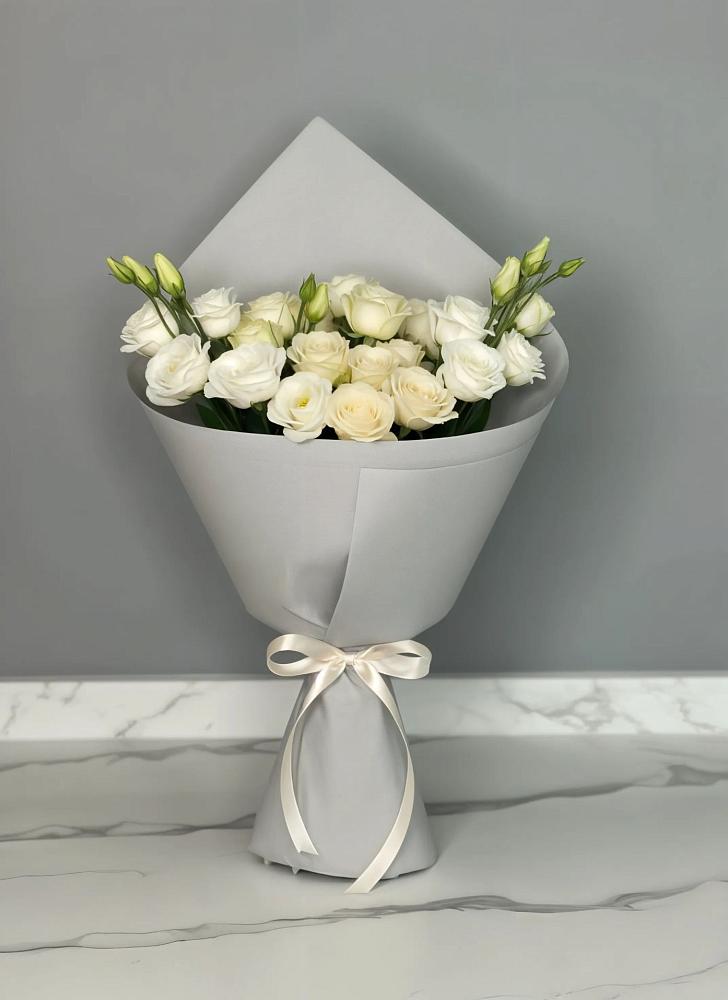 Букет цветов из: Розы и Лизиантусы в Ясной Поляне