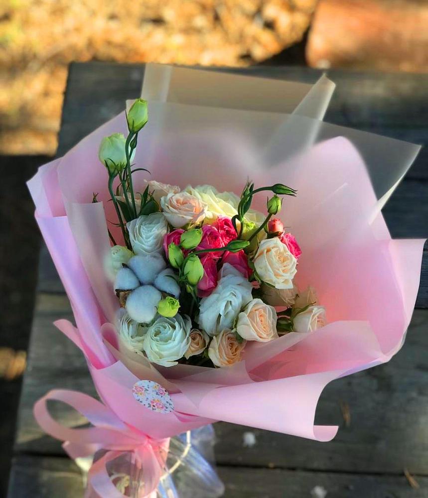 Букет цветов из: Розы и Лизиантусы в Ясной Поляне