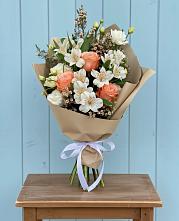 Букет цветов из:  Альстромерии, Лизиантусы, Розы и Хризантемы в Ясной Поляне