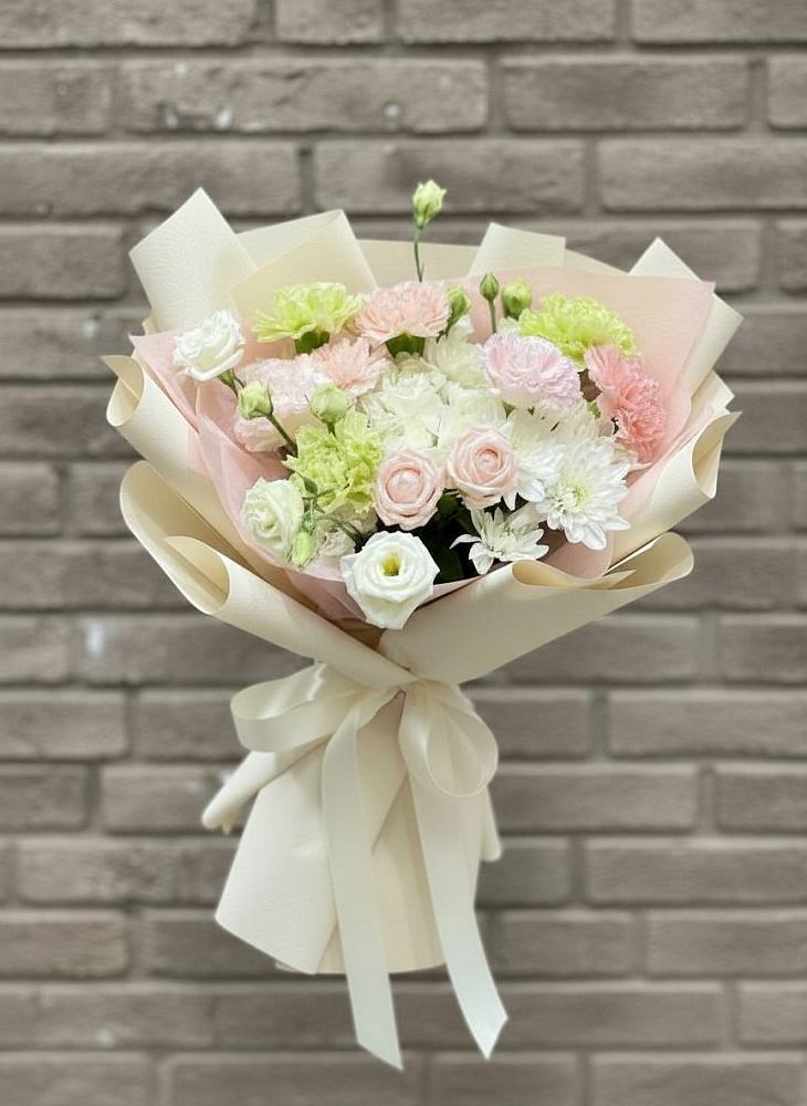 Букет цветов из: Гвоздики, Розы, Лизиантусы и Хризантемы в Ясной Поляне