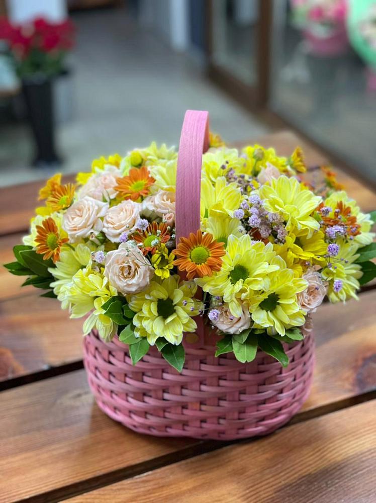 Цветочная композиция из Хризантемы и Розы в корзине в Ясной Поляне