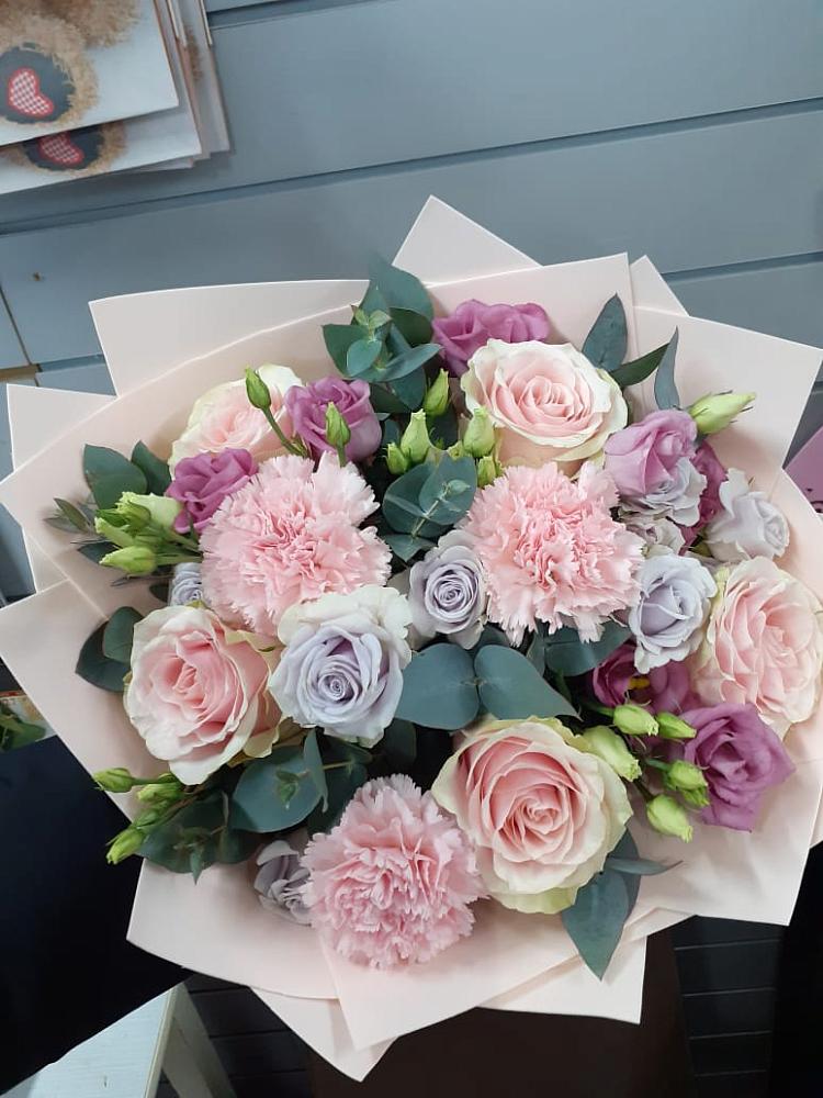 Букет цветов из: Розы, Гвоздики и Лизиантусы в Ясной Поляне