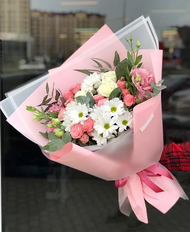 Букет цветов из: Розы, Лизиантусы и Хризантемы в Ясной Поляне
