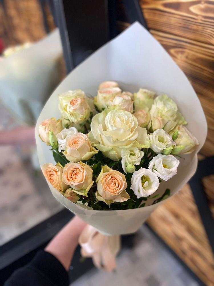 Букет цветов из: Розы и Лизиантусы в Ясной Поляне